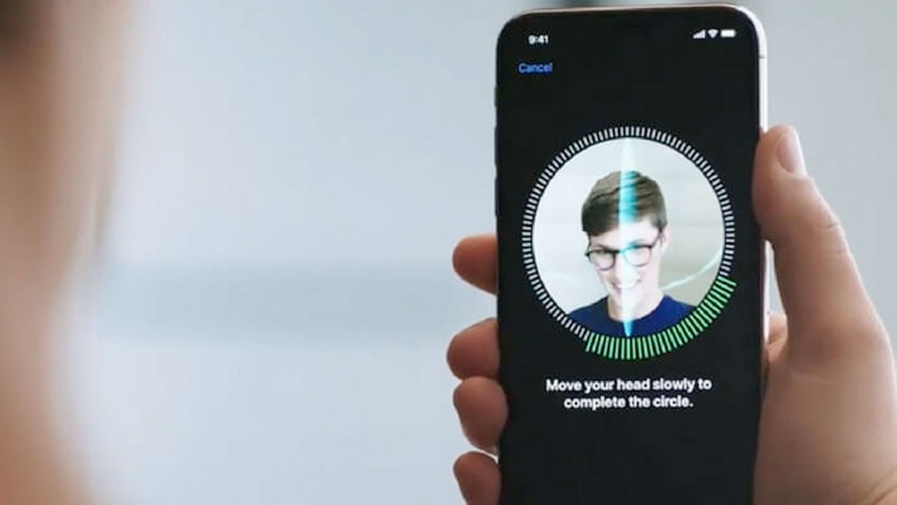 Kontroversi Facial Unlock yang Dipasang Pada Sebuah Smartphone