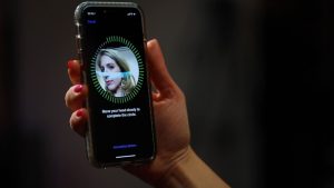 Kontroversi Facial Unlock yang Dipasang Pada Sebuah Smartphone